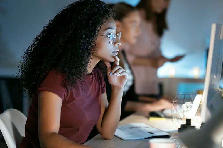 confident-young-business-woman-working-with-laptop-2024-09-17-05-36-37-utcLR